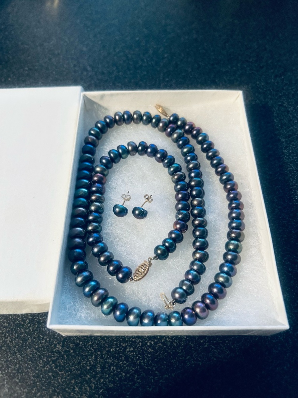 Black iridescent pearl set